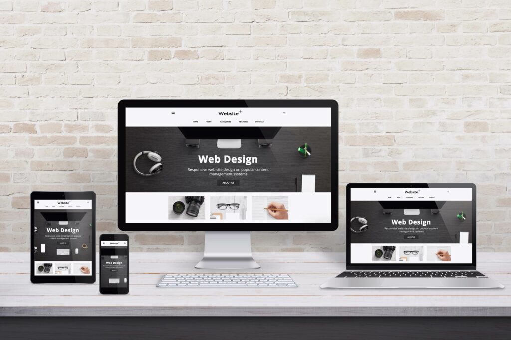 Ein Tablet, ein Smartphone, ein Computer und ein Notebook zeigen die selbe Webseite an. Responsives Design.